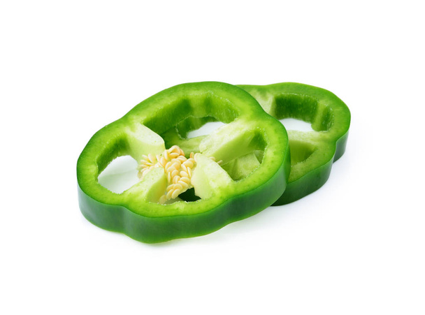 Snijd groene peper geïsoleerd op wit - Foto, afbeelding
