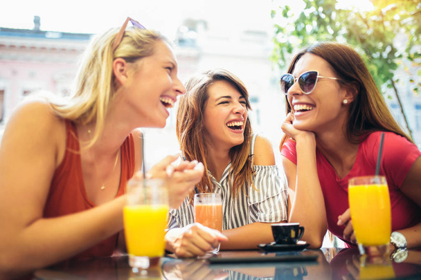 Три подруги веселятся в кафе
 - Фото, изображение