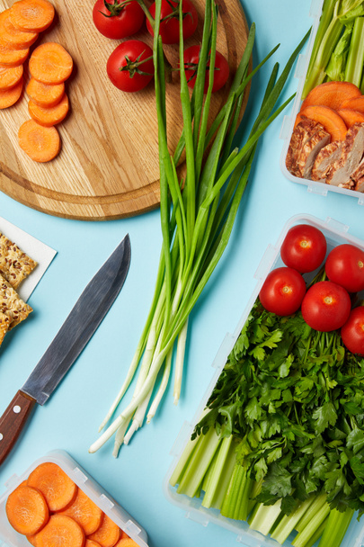 düz lay bıçak ve mavi izole sağlıklı gıda kompozisyonu ile - Fotoğraf, Görsel