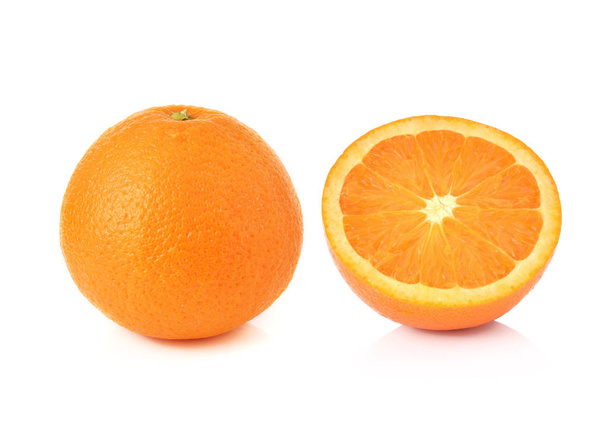 Sinaasappelfruit geïsoleerd op wit - Foto, afbeelding