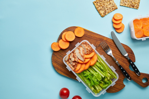 tendido plano con cubiertos y composición de alimentos saludables aislados en azul
 - Foto, Imagen