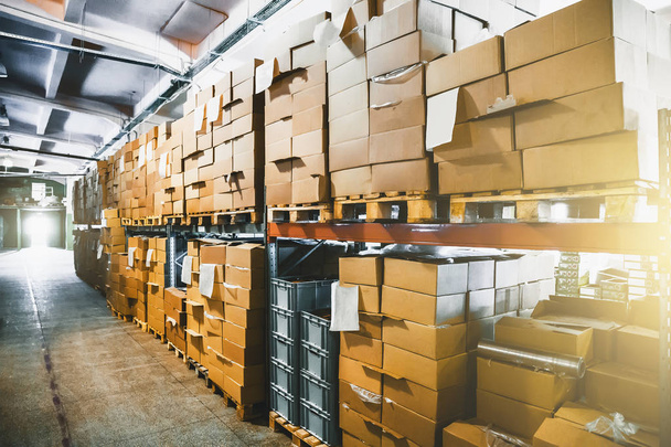 Cajas de cartón de carga para envío y entrega en hangar de almacén de almacenamiento logístico, interior de almacén en el interior
 - Foto, Imagen
