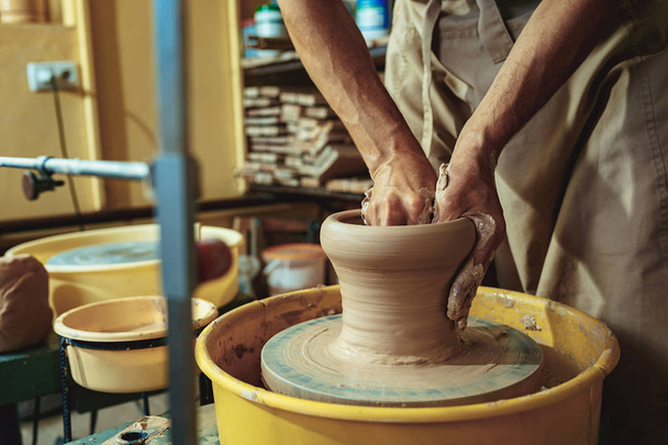 Creating a jar or vase of white clay close-up. Master crock. Man hands making clay jug macro. - Foto, Bild