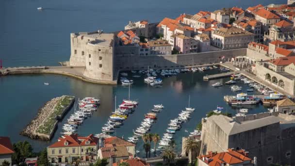 Vista aérea de la fortaleza y el puerto de la ciudad vieja de Dubrovnik en Croacia
 - Imágenes, Vídeo