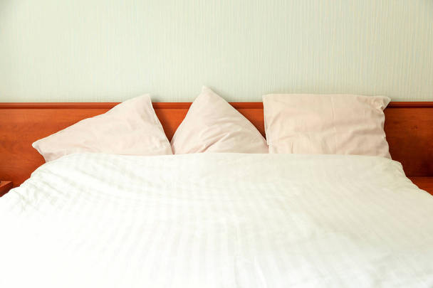 Двуспальная кровать в номере отеля
. - Фото, изображение