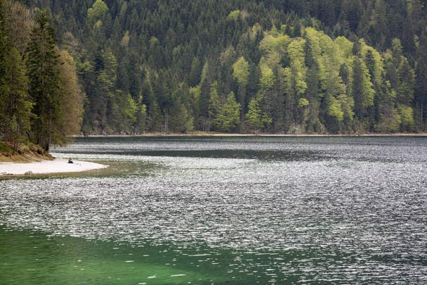 Lente bij lake Eibsee in Beieren, Duitsland - Foto, afbeelding