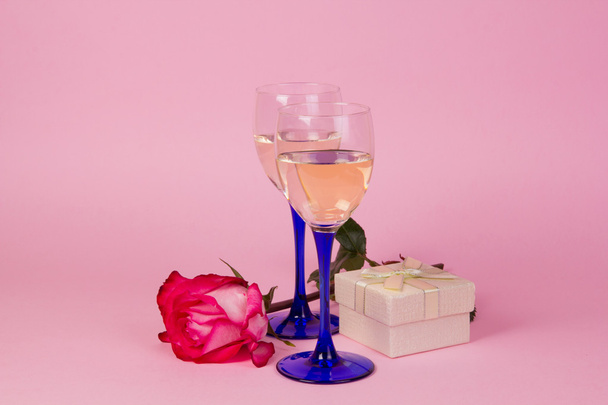 Two glasses with vine and roses - Fotoğraf, Görsel