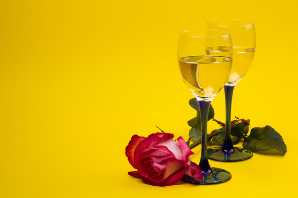 Два бокала вина и роз - Фото, изображение