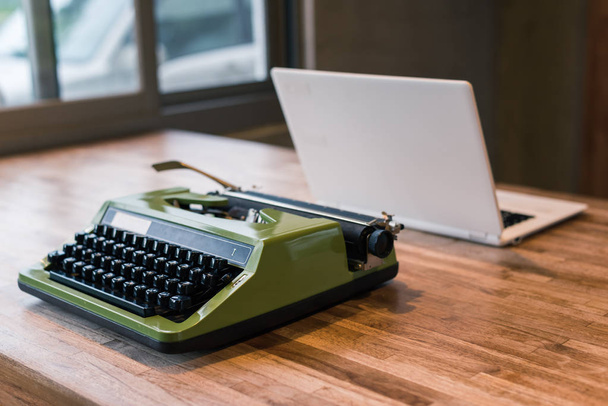 vecchia macchina da scrivere e computer portatile sul tavolo
 - Foto, immagini