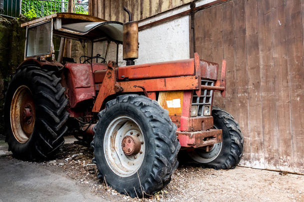 Vanha maatilan traktori odottaa ihanaa henkilöä huolehtimaan siitä
. - Valokuva, kuva