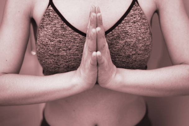 Učitel jógy ženské instruktor učí asana pozice s držení ruky mudra. - Fotografie, Obrázek