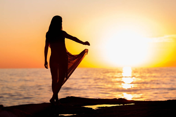 woman dancing at sunset - Foto, Imagem