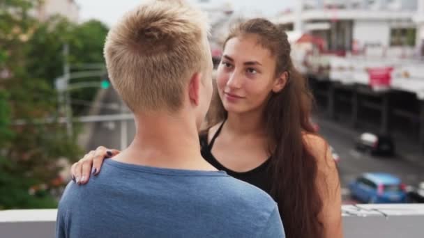 Jong koppel verliefd kijken elkaar op datum bij urban street - Video