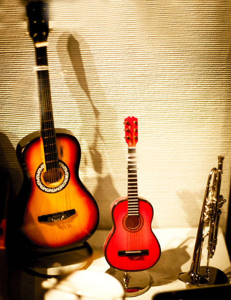 Instruments de musique miniatures. Pas de personnes
 - Photo, image