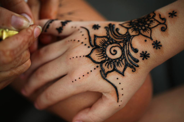 mano femenina dibujo henna mehendi
 - Foto, imagen