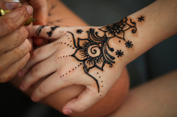mano femenina dibujo henna mehendi
 - Foto, Imagen