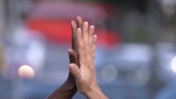 vriendschap, antiracisme, broederschap-wit en zwart hand krijgen de vijf - Video