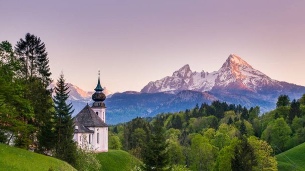 Una chiesa e montagne
 - Foto, immagini