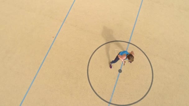 воздушный вид женщины-подростка в прыжках с веревки
 - Кадры, видео