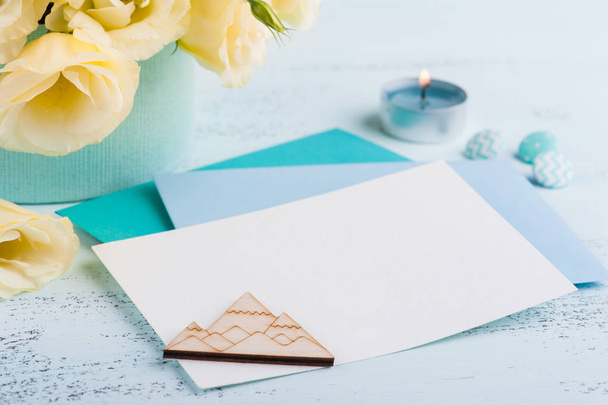 Sarı eustoma çiçek ve mavi masada zarf. Doğum günü, kadın ya da anneler günü için tebrik kartı - Fotoğraf, Görsel