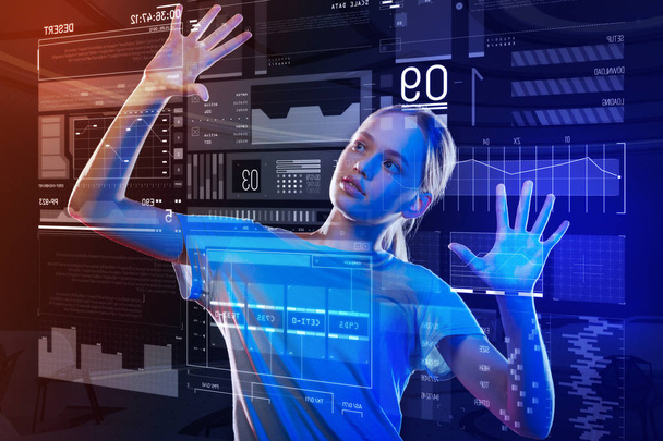 Любопытная девушка кладет две руки на экран при использовании необычного устройства
 - Фото, изображение