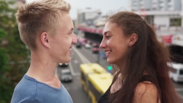Facet i dziewczyna spojrzeć na siebie z kochających oczu na ulicy miasta - Materiał filmowy, wideo