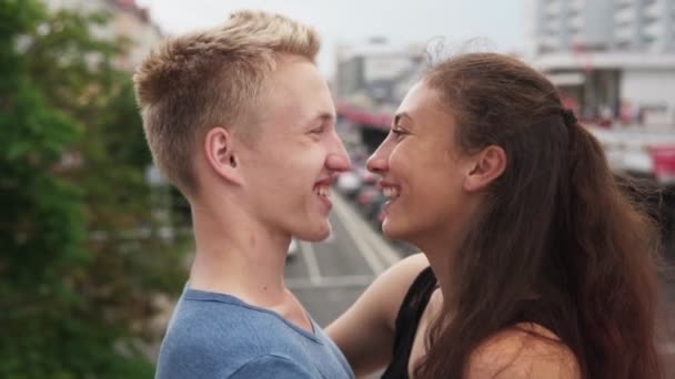 Birbirimizi ve şehirde gülüyor eğlenceli mutlu sevgi dolu genç erkek ve kız bakmak - Video, Çekim