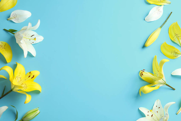 Flat lay composition with beautiful blooming lily flowers on color background - Foto, Imagem