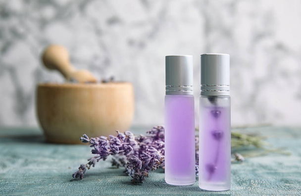 Composition with lavender flowers and natural cosmetic on table - Foto, Imagen