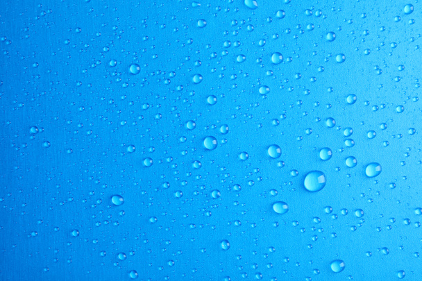 Muchas gotas de agua limpia en el fondo de color
 - Foto, Imagen