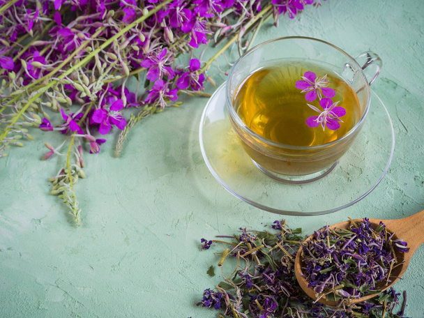 Tradiční ruské bylinný nápoj Ivan čaje v šálku transparentní. Pozitivně působí na lidské tělo. - Fotografie, Obrázek