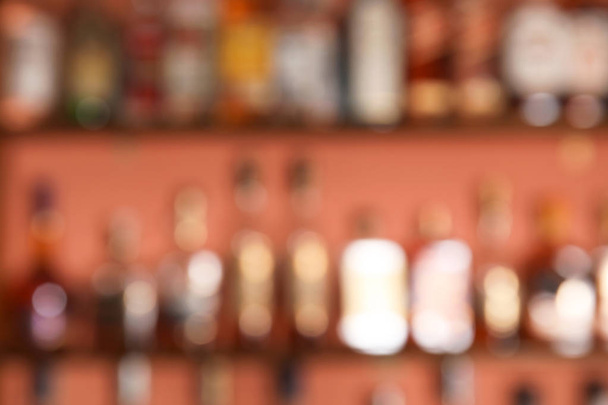 Raflar alkol ile bulanık görünümünü içecekler bar - Fotoğraf, Görsel