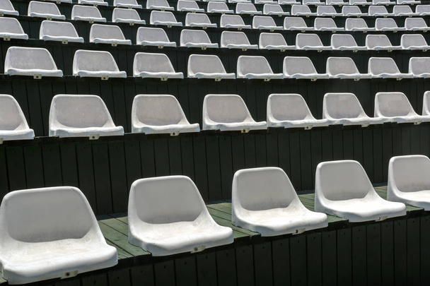 Корни пустых белых стульев в открытом летнем зале для развлечений
 - Фото, изображение