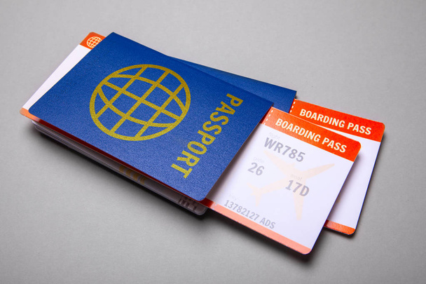 Deux billets d'avion avec passeports sur gris
 - Photo, image