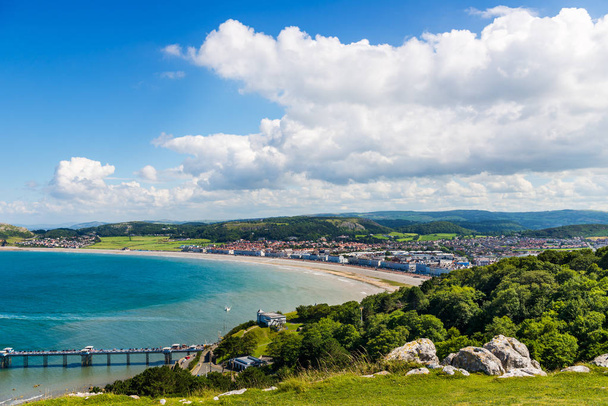 Beautiful Summer Day in Llandudno Sea Front in North Wales, Wielka Brytania - Zdjęcie, obraz