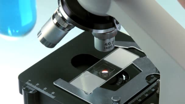 Детальний вигляд мікроскопа зі слайдом у лабораторії
 - Кадри, відео