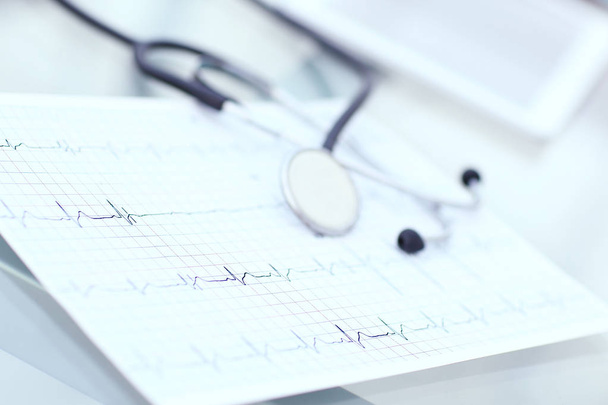 stethoscope and cardiogram on a medical table - Zdjęcie, obraz
