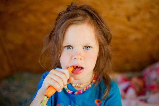 Petite fille mange une carotte
 - Photo, image