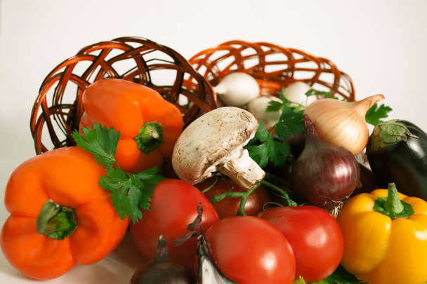 mushrooms and a variety of fresh vegetables in a wicker basket.i - Foto, Imagen