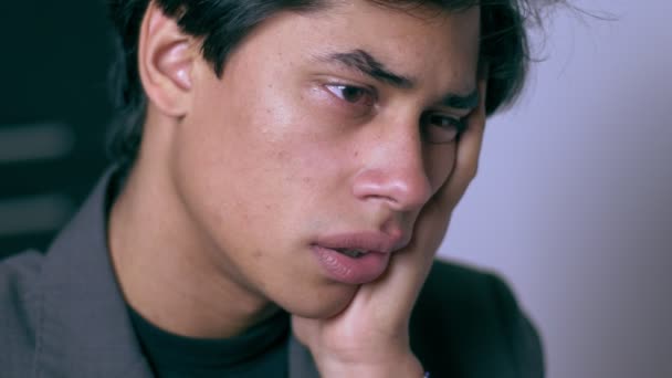 Yalnız ağlayan üzgün ve terk edilmiş genç adam. üzüntü, depresyon, sorunları - Video, Çekim