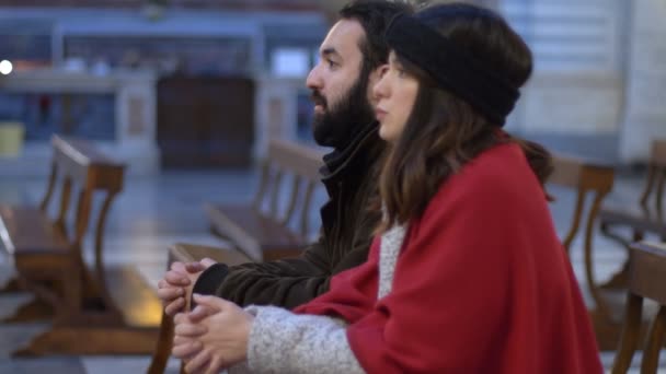 junges religiöses Paar betet in der Kirche in Stille - Filmmaterial, Video