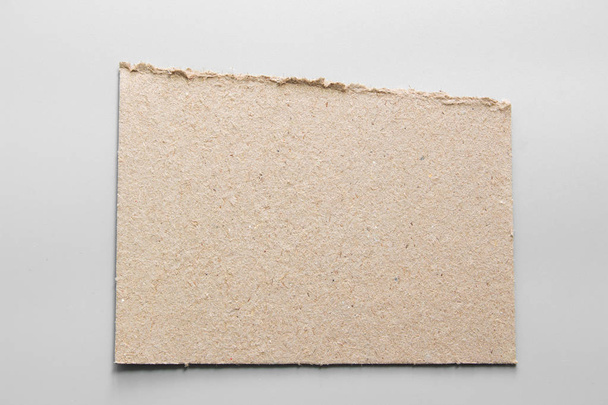 Barna hullámkarton textúra papír szakadt a szürke háttér. RIP-karton lapból használják a háttérben . - Fotó, kép