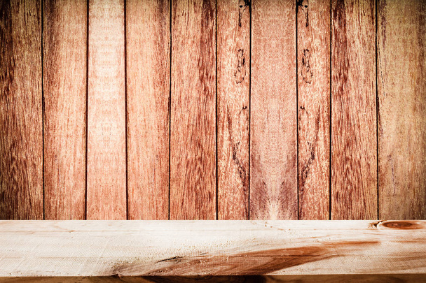 Κενό επάνω καφέ ξύλινα ράφια και ξύλο τείχος παρασκήνιο / προϊόντος επίδειξη επίδειξη προϊόν μοντάζ - Φωτογραφία, εικόνα