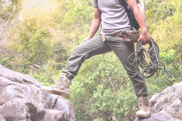 Hombre excursionista activo vacaciones en las montañas viaje aventura estilo de vida saludable resistencia
 - Foto, Imagen