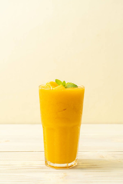 fresh mango smoothies - healthy food and drink concept - Foto, Imagen