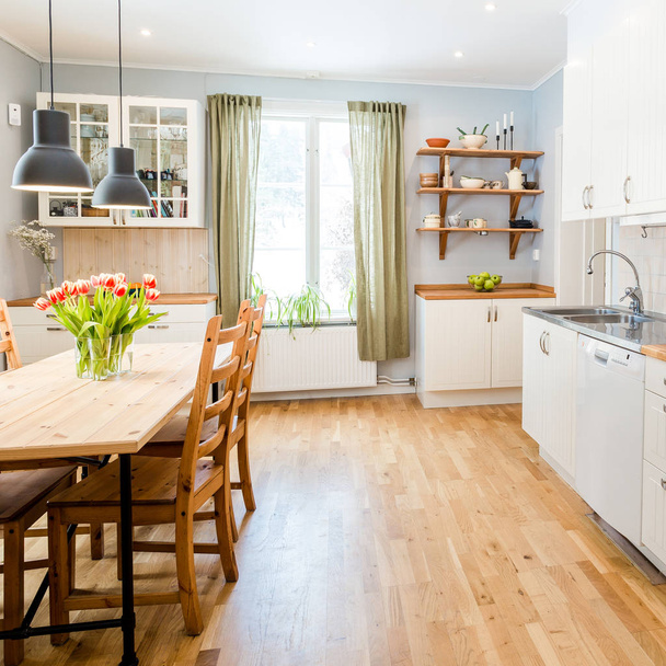 moderne Kücheneinrichtung mit Küchentisch - Foto, Bild