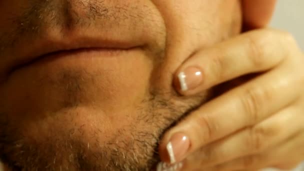 la mano de una mujer toca una cerda en la cara de un hombre
 - Metraje, vídeo