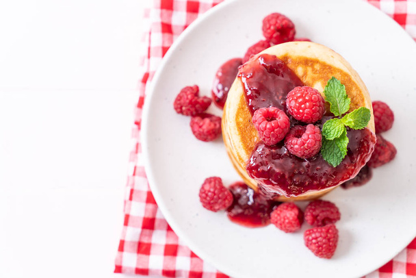pancake with fresh raspberries and raspberry sauce - Fotografie, Obrázek
