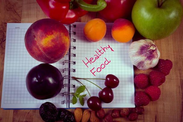 Foto d'epoca, Frutta e verdura fresca con taccuino per scrivere note, concetto di dimagrimento, dieta e alimentazione sana
 - Foto, immagini