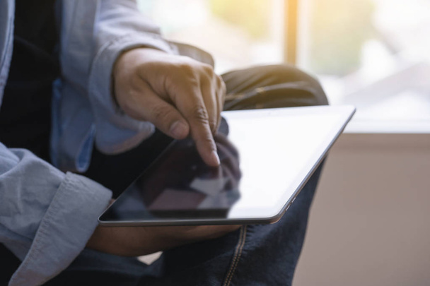 Digitális tabletta számítógép közel ember használ tabletta kéz ember multitasking elszigetelt képernyős - Fotó, kép